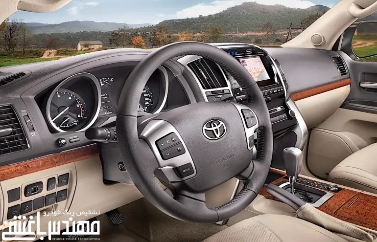 نمای داخلی تویوتا لندکروزر