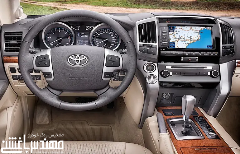 نمای داخلی تویوتا لندکروزر