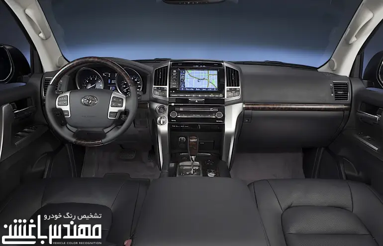 نمای داخلی تویوتا لندکروزر